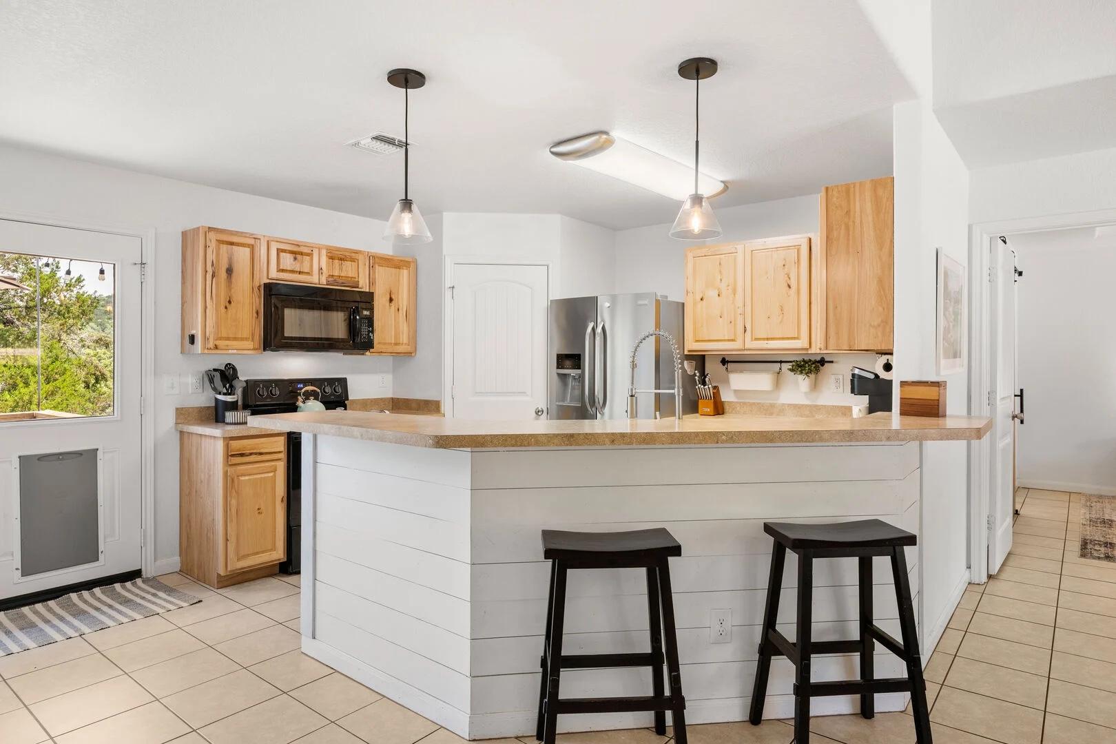 Fully-equipped kitchen with breakfast bar